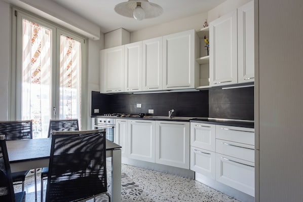Appartement Classique, vue cour intérieure | Cuisine privée | Réfrigérateur, micro-ondes, four, plaque de cuisson