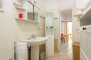 Shower, hair dryer, bidet, towels - La Farina Sweet Home (Florence)