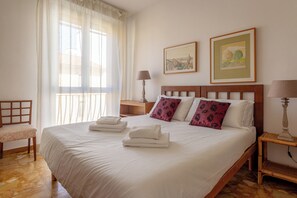 클래식 아파트, 마당 전망 | 3 개의 침실, 노트북 작업 공간, 무료 WiFi