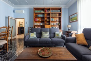 Apartamento clássico, vista para o pátio | Área de estar