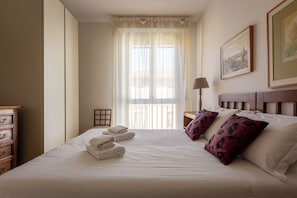 Appartement Classique, vue cour intérieure | 3 chambres, espace de travail pour ordinateur portable, Wi-Fi gratuit