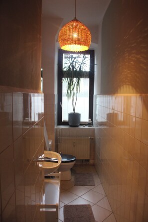 Haartrockner, Handtücher, Seife, Toilettenpapier