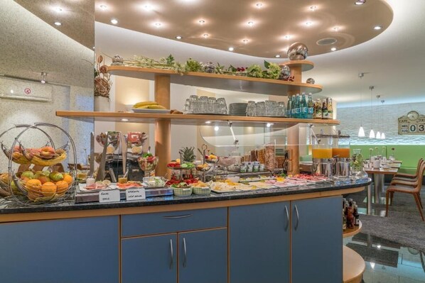 Free daily buffet breakfast - Apartmenthotel Residenz Steinenbronn (Steinenbronn)