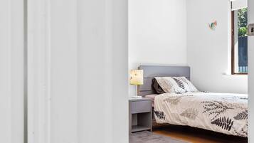 3 bedrooms, desk, iron/ironing board, free WiFi