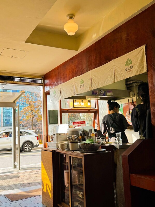 Outdoor dining - Casa Choi - Stylish & Cozy 3-Bedroom Apartment in Seoul (SEOUL)