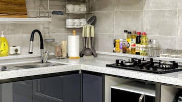 Réfrigérateur, micro-ondes, plaque de cuisson, cafetière/bouilloire