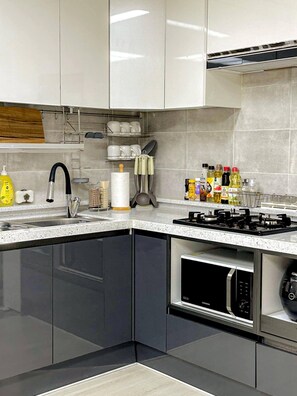 Fridge, microwave, stovetop, coffee/tea maker - Casa Choi - Stylish & Cozy 3-Bedroom Apartment in Seoul (SEOUL)