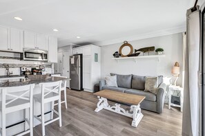 Réfrigérateur, four à micro-ondes, un four, surface de cuisson