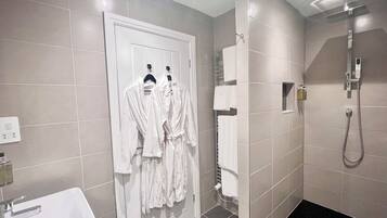 Casa rural de luxe | Bany | Assecador de cabells, sabatilles, tovalloles i sabó