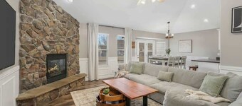 Spacious 6-BR Entertainment Dream Home Sleeps 20+