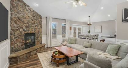 Spacious 6-BR Entertainment Dream Home Sleeps 20+