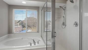 Douche, sèche-cheveux, serviettes fournies