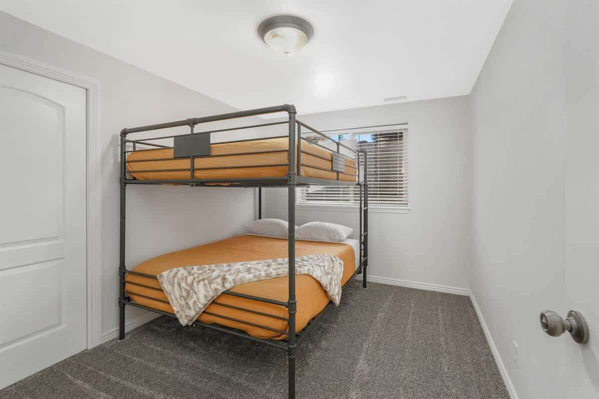 6 chambres, fer et planche à repasser, lit de bébé portatif, Wi-Fi