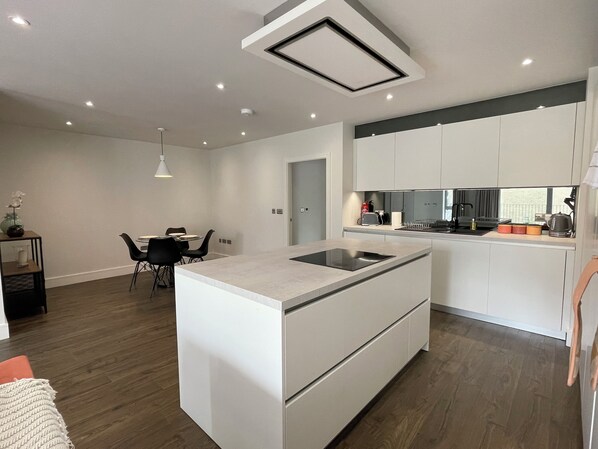 Comfort Apartment | Private kitchen | Fridge, microwave, oven, stovetop - Elegant 2 Bedroom Apartment (Sheffield)
