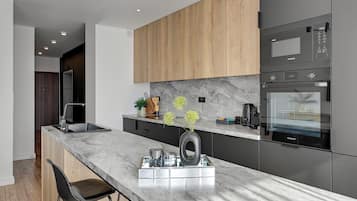 Apartamento grand | Cozinha americana privada | Geladeira, cooktop, cafeteira/chaleira, chaleira elétrica