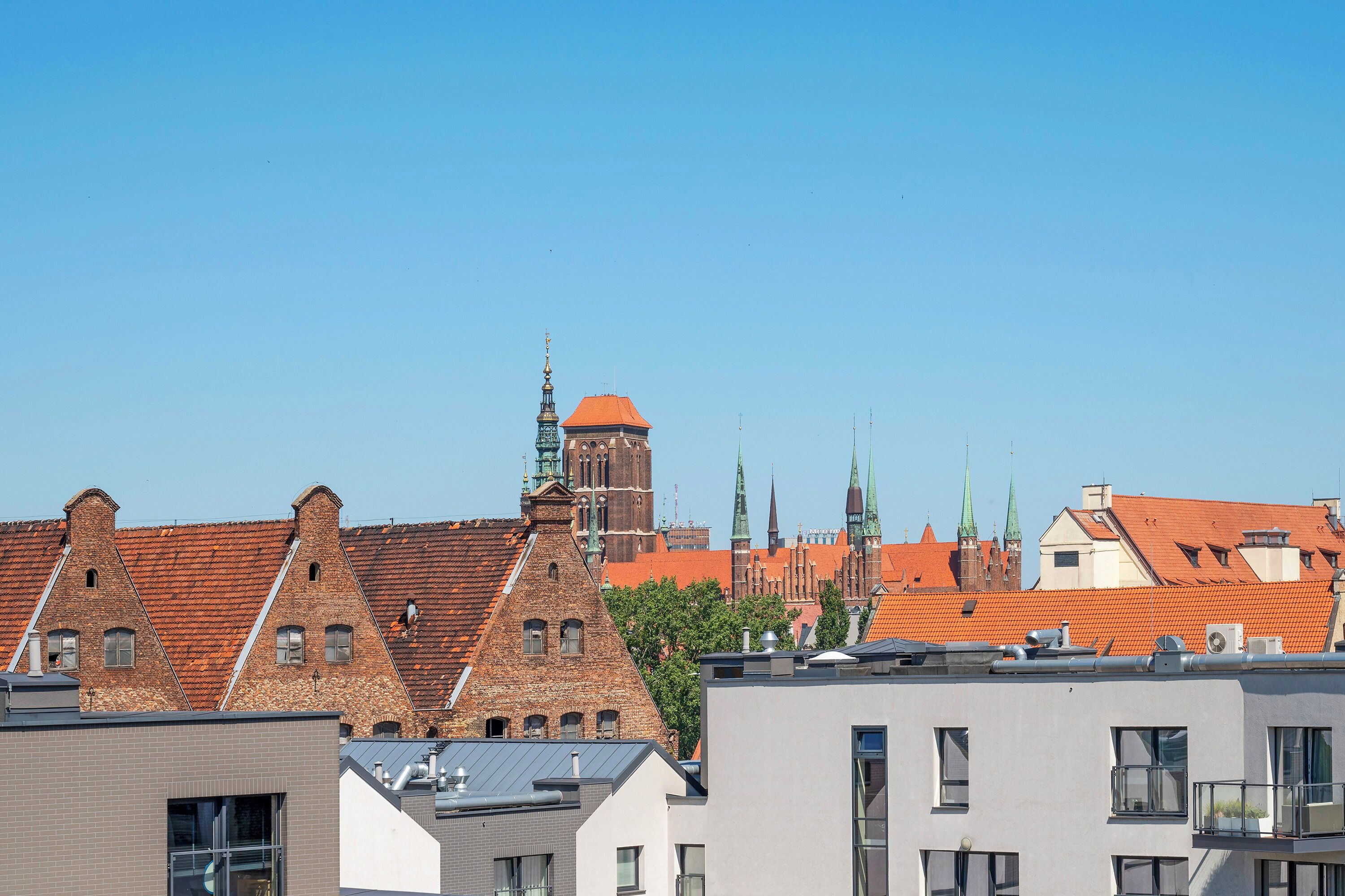 Un paisaje urbano con edificios históricos y estructuras modernas.