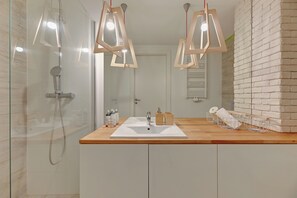 Appartement Design | Salle de bain | Douche, articles de toilette (gratuits), séchoir à cheveux