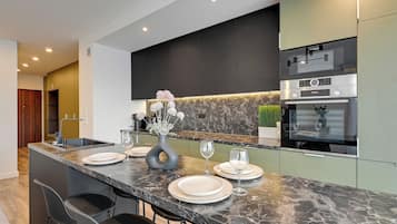 Apartamento grand | Cozinha americana privada | Geladeira, cooktop, cafeteira/chaleira, chaleira elétrica