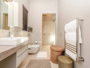 Luxury Villa, Patio, Sea View | Bathroom | Shower, hair dryer, towels, soap - Cliff Break (Knysna)