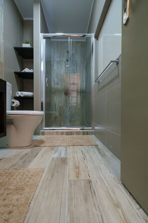 Suihku, hiustenkuivaaja, pyyhkeet, saippua