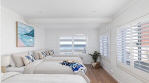 4 slaapkamers, een strijkplank/strijkijzer, reisbedje, gratis wifi