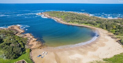 Waves at Boat Harbour, 65 Kingsley Dr - stunning house, fantastic waterviews and dog friendly