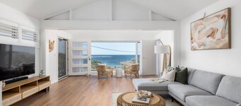 Waves at Boat Harbour, 65 Kingsley Dr - stunning house, fantastic waterviews and dog friendly