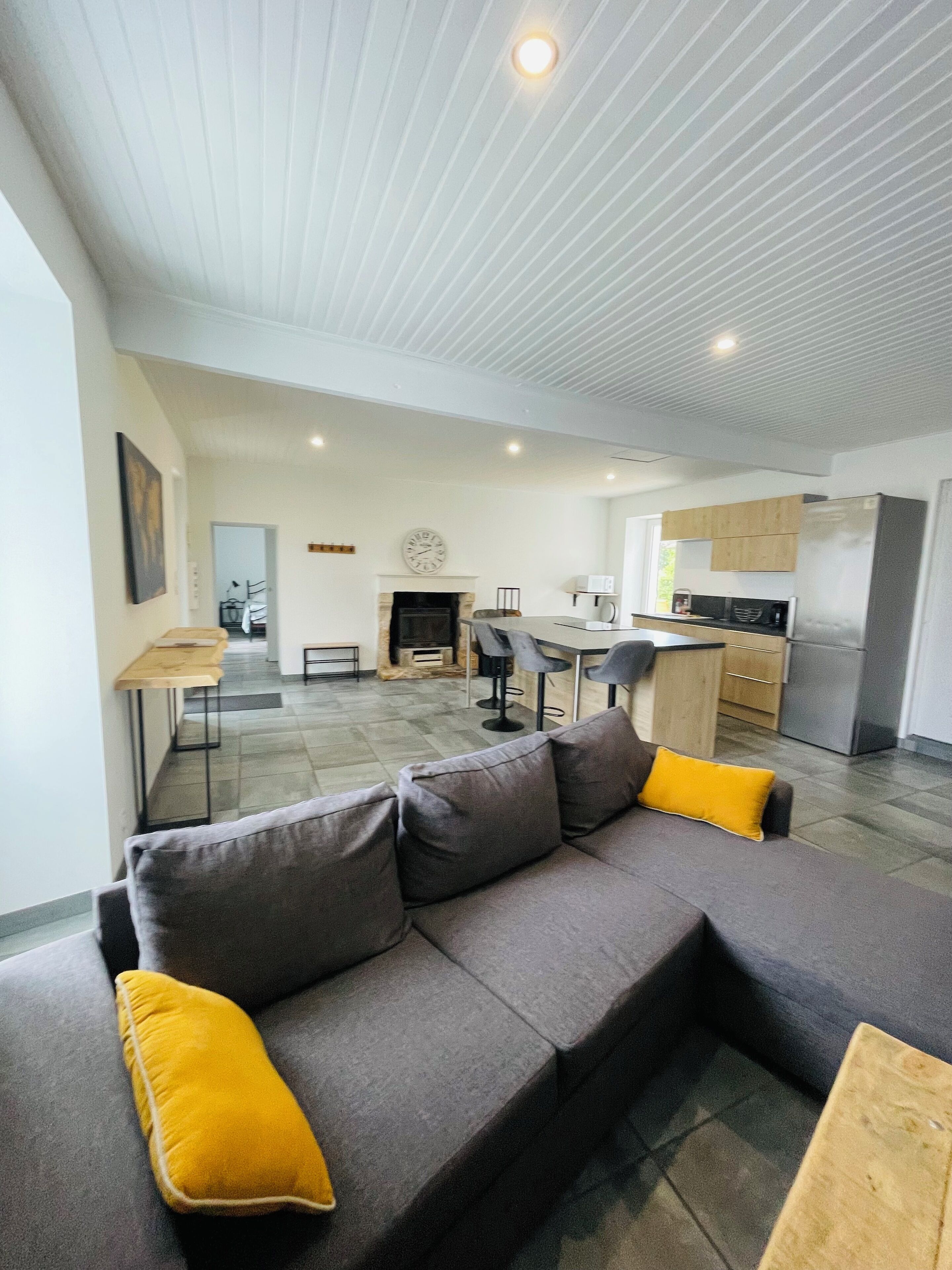 Una televisión, una chimenea, un futbolín