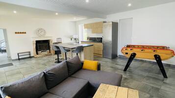 Televisie, een open haard en tafelvoetbal