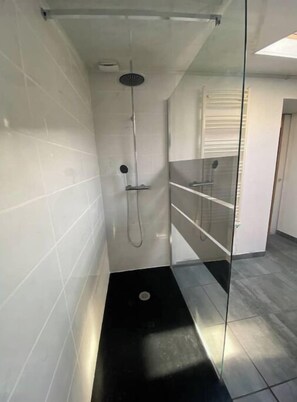 Shower, towels, toilet paper - House near the sea!  (Grues)