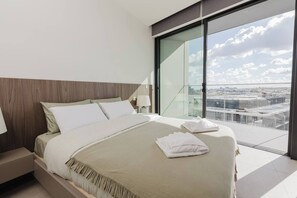 1 chambre, fer et planche à repasser, lit de bébé portatif