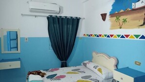 Un dormitorio con cama, mesita de noche, espejo y aire acondicionado instalado en la pared.
