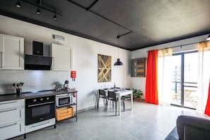 Fridge, oven, stovetop, coffee/tea maker