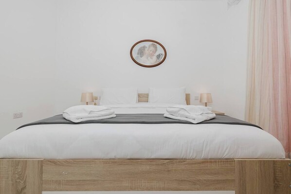 2 quartos, ferros/tábuas de passar roupa, berço de viagem