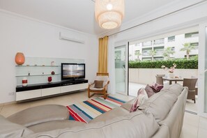 Smart TV - 102 Seafront 3Bed Sliema with pool by Homely (Tas-Sliema)