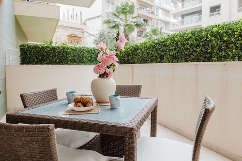 102 Seafront 3Bed Sliema with pool by Homely