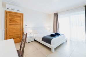 3 habitaciones, tabla de planchar con plancha y cuna de viaje 