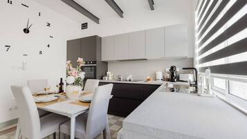 Réfrigérateur, four, plaque de cuisson, lave-vaisselle