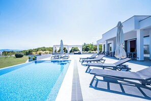 Piscine extérieure en saison