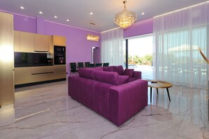 Villa de lujo, alberca privada, vista al mar | Área de sala de estar