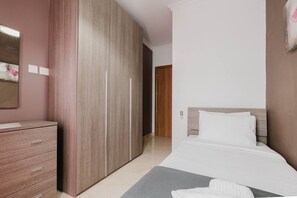 2 habitaciones, tabla de planchar con plancha y cuna de viaje