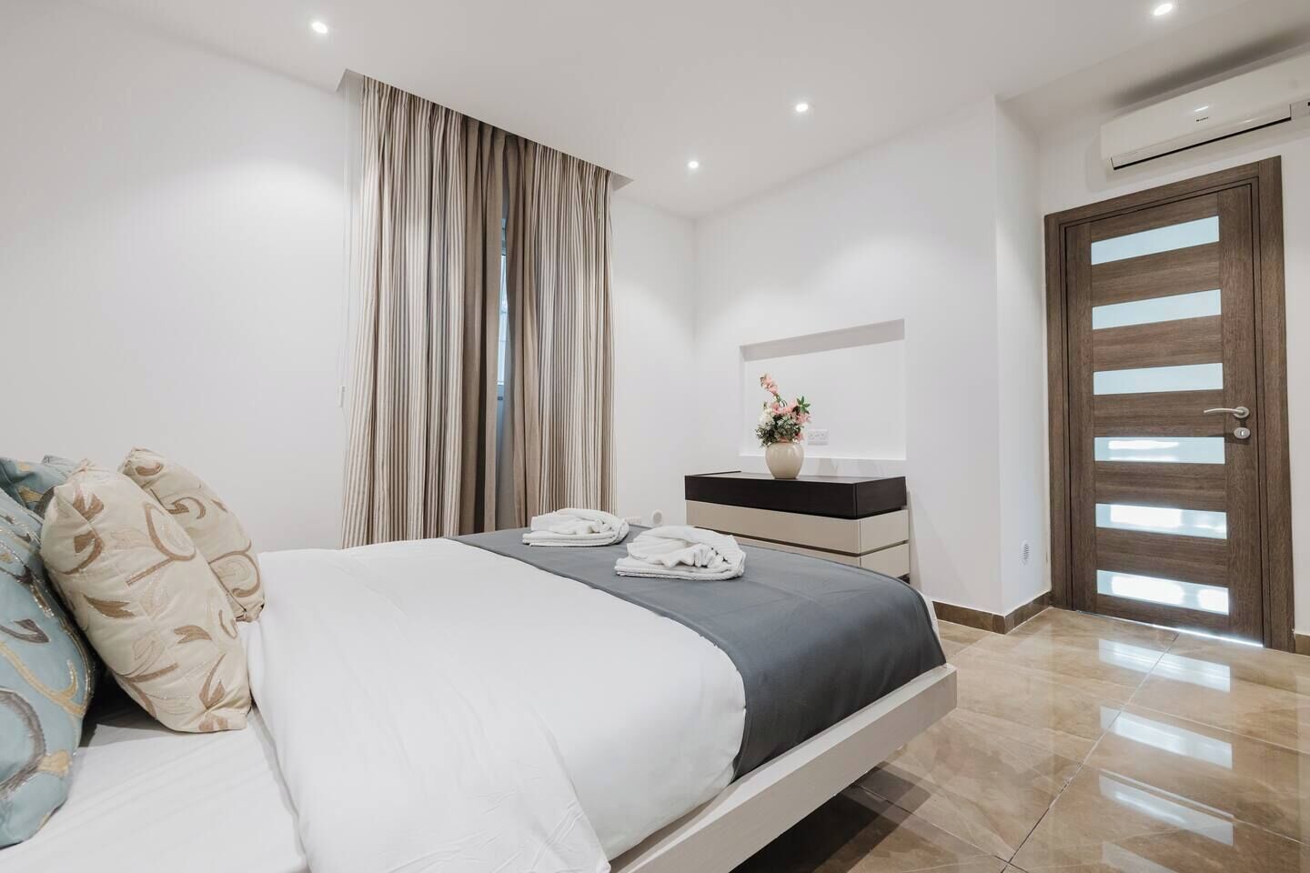 3 bedrooms, iron/ironing board, WiFi (free), bed sheets