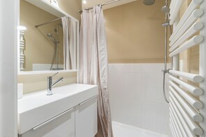 Douche, sèche-cheveux