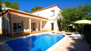 A swimming pool with a tiled deck, a covered patio area, and lounge chairs. - SAONA VILLAS (VN DO) : villa 6 personnes, 500 m de la mer, climatisation, wifi (Tres Calas)