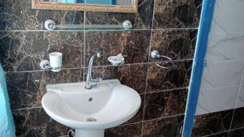 Regadera, toallas, jabón, papel de baño