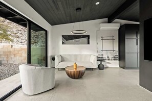TV, fireplace, offices - The Onyx House By The Cohost Company (Joshua Tree)