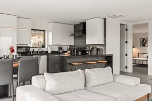 Télévision, cheminée, espaces bureaux