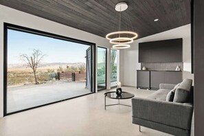 TV, fireplace, offices - The Onyx House By The Cohost Company (Joshua Tree)
