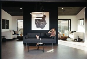 Televisie, een open haard en een kantoor