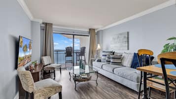 Condo Prestigio, balcón, vista a la playa | Sala de estar | Smart TV de 50 pulgadas con canales por cable